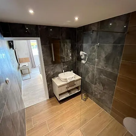 فندق مبيت وإفطار H&h